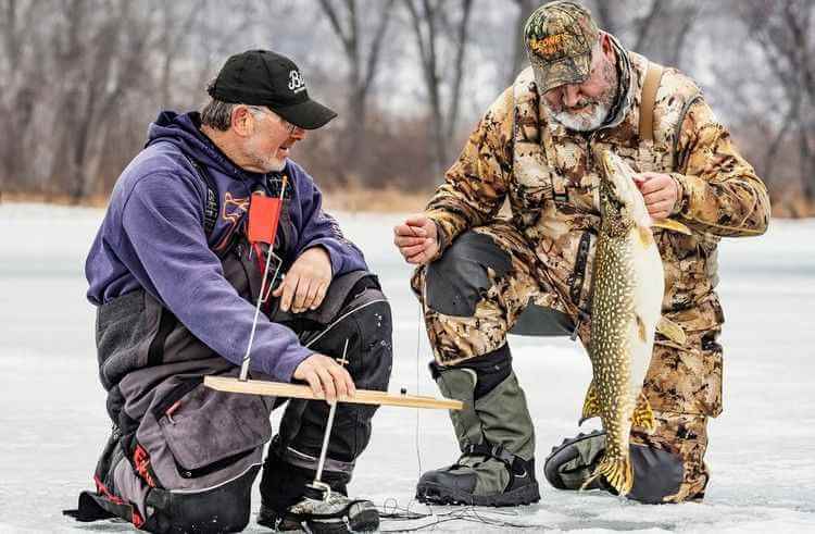 Семейный выезд на зимнюю рыбалку